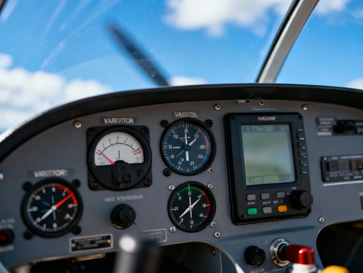 Instruments de bord d'un planeur avec le ciel en fond